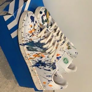 Hand splatter painted adidas size 9 men’s the clean classics Stan smith